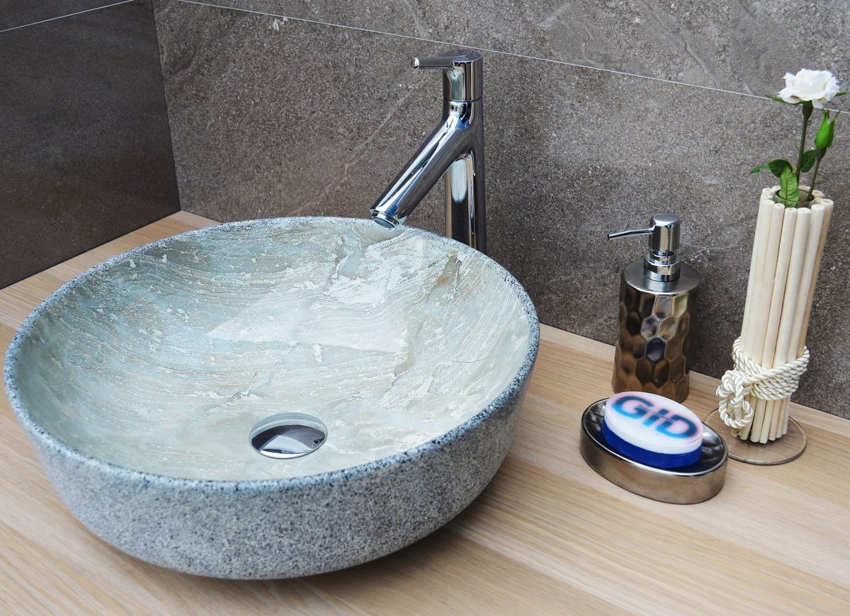 ванная накладная раковина на столешнице из камня